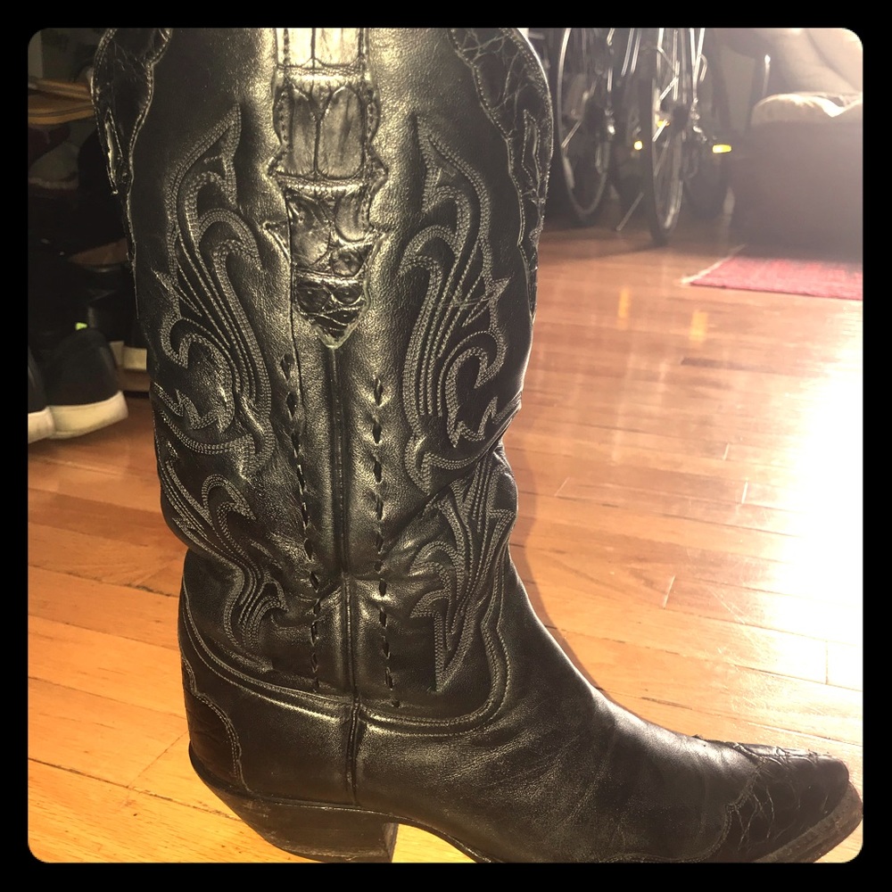 Unique & Gorgeous cowboy boots w snakeskin accents
